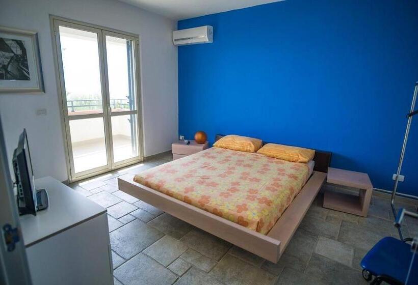 اتاق لوکس با تخت بزرگ, B&b Dormirereggiocalabria