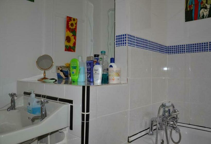 豪华房间, Averon House