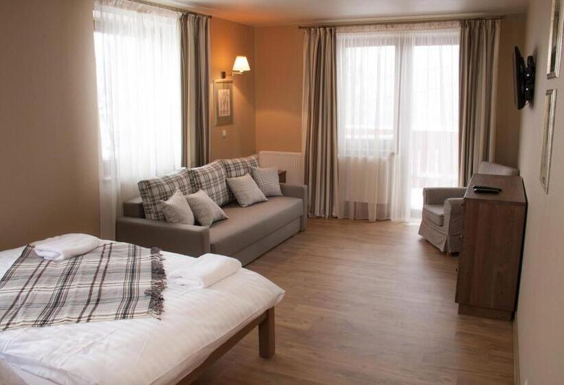 اتاق خانوادگی با چشم‌انداز کوه, Penzión Kamea