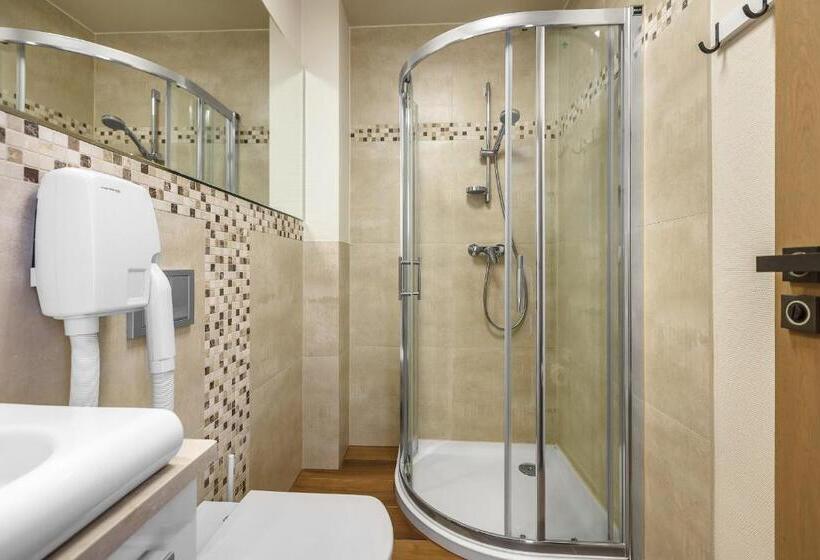 اتاق خانوادگی با چشم‌انداز کوه, Penzión Kamea