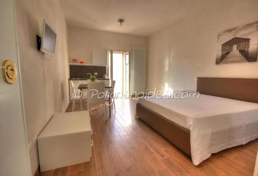 Superior Kolmen Hengen Huone, B&b Monopoli Old Town