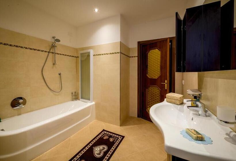 Economy Triple Room, B&b Ca Tunin