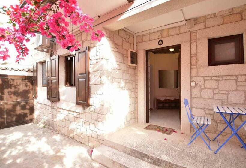 غرفة قياسية مطلّة علي الحديقة, Alayaz