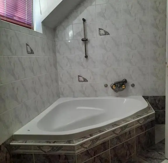 اتاق استاندارد سه نفره, Rooms čehovin