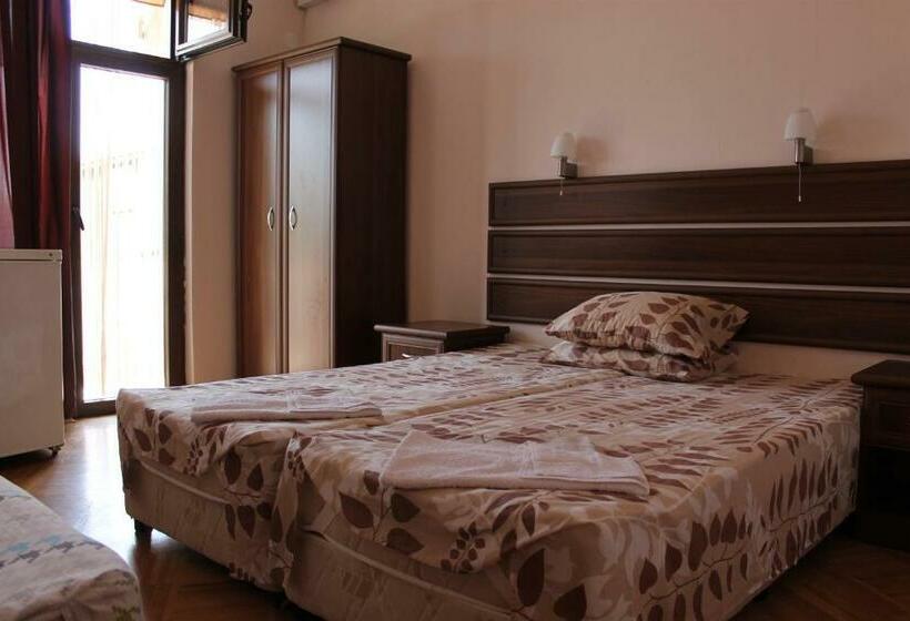 Номер Стандарт с Балконом, Guest House Dara