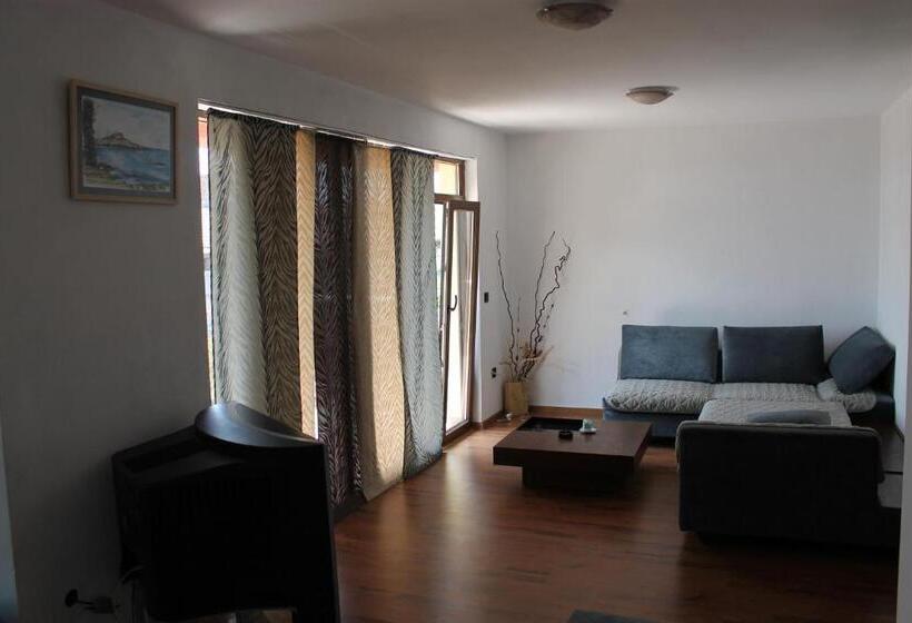 Полулюкс с Балконом, Guest House Dara