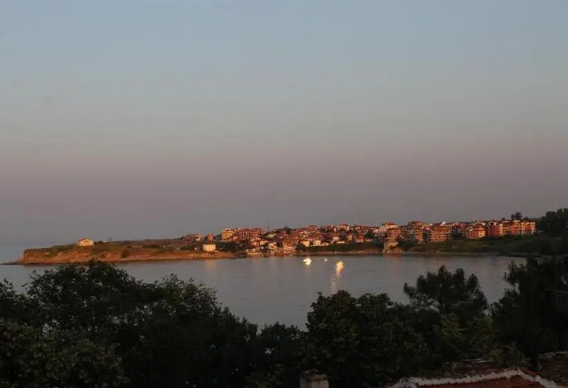 2 Bedroom Suite with Balcony, Guest House Dara