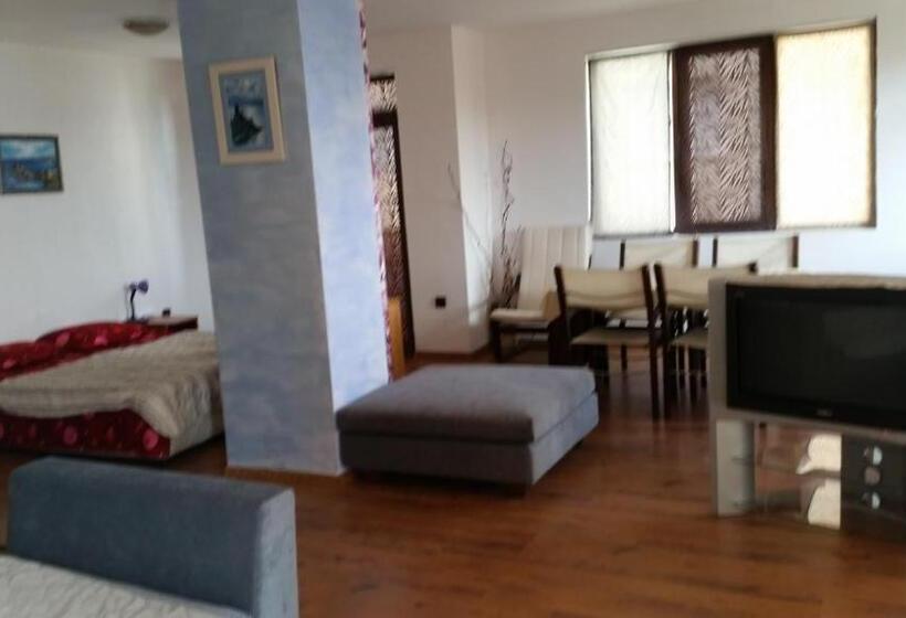 2 Bedroom Suite with Balcony, Guest House Dara
