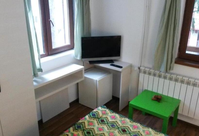 标准间, La Buni Busteni