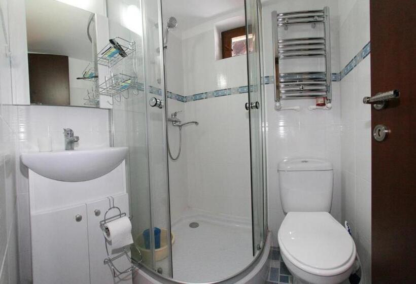 标准间, La Buni Busteni