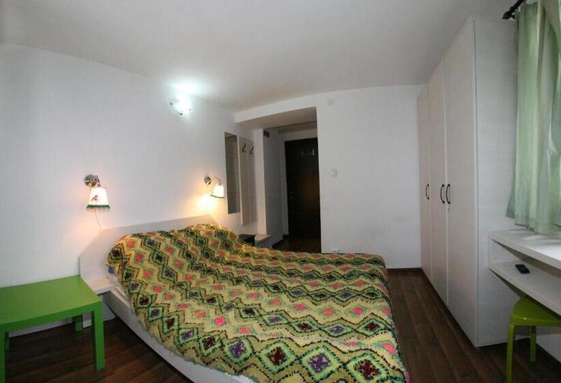 标准间, La Buni Busteni