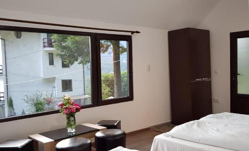 בקתת חדר, Vila Alunis