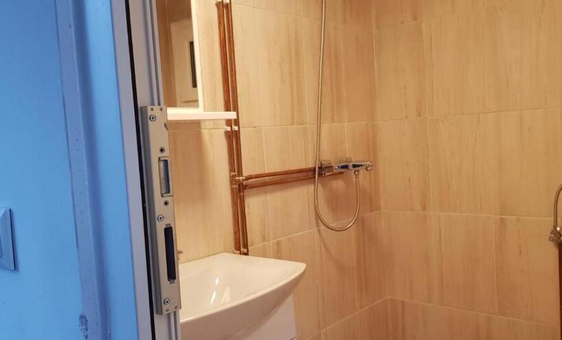 בקתת חדר, Vila Alunis