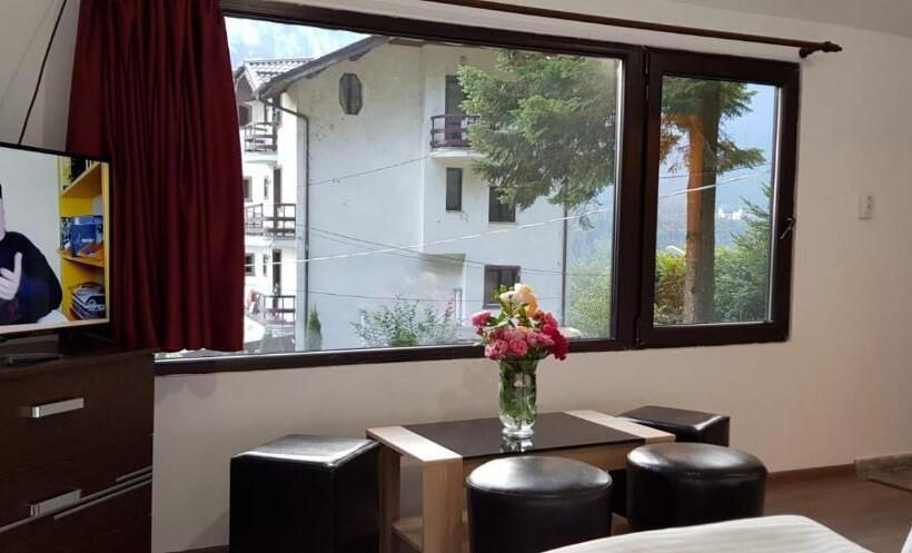 בקתת חדר, Vila Alunis