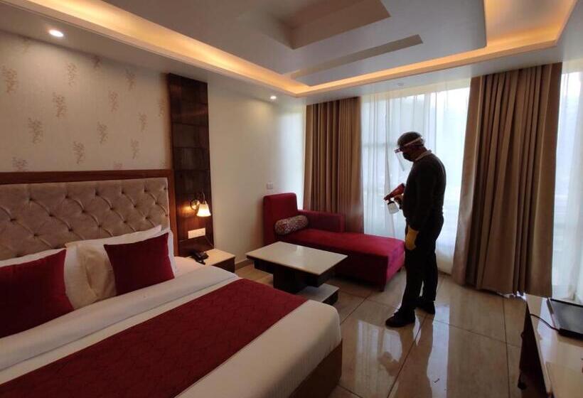 اتاق لوکس با بالکن, Abhilashi Residency & Spa   Centrally Heated & Air Cooled