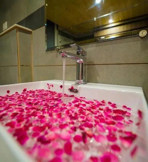 キングサイズベッドのスーペリアルーム, Abhilashi Residency & Spa   Centrally Heated & Air Cooled