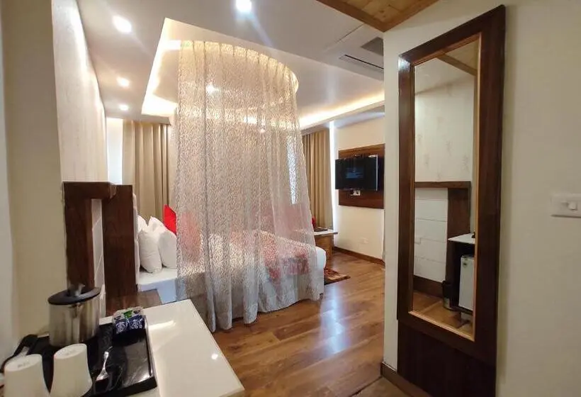 キングサイズベッドのスーペリアルーム, Abhilashi Residency & Spa   Centrally Heated & Air Cooled