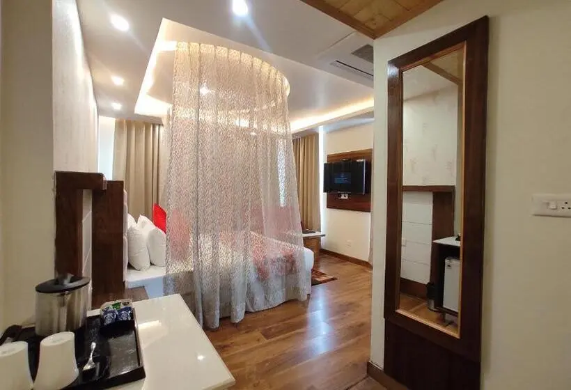 キングサイズベッドのスーペリアルーム, Abhilashi Residency & Spa   Centrally Heated & Air Cooled