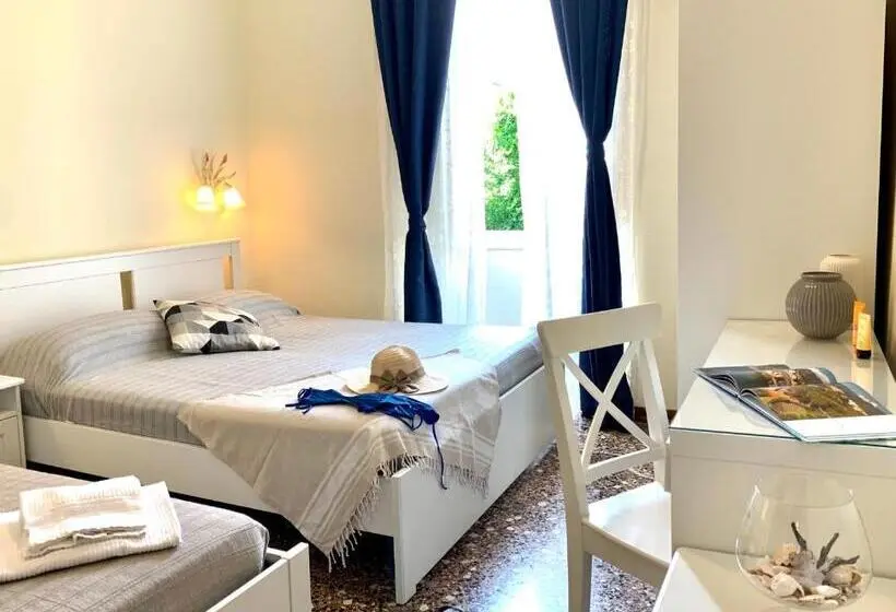 اتاق ساده سه‌ نفره, Baia Di Levanto