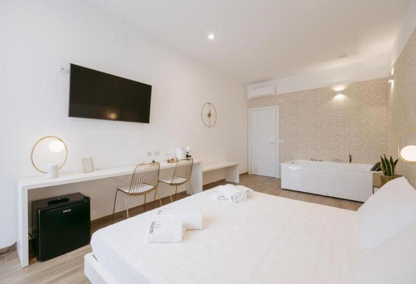 带按摩浴盆的套房, Porta D'oro Charming House