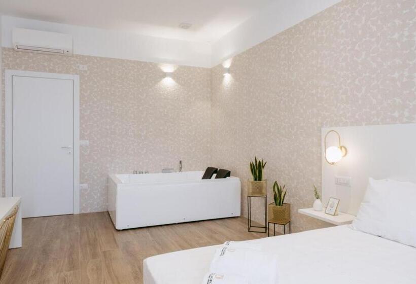 带按摩浴盆的套房, Porta D'oro Charming House