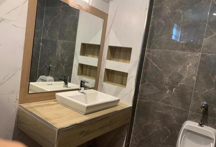 Полулюкс с Балконом, โรงแรมมาลินี