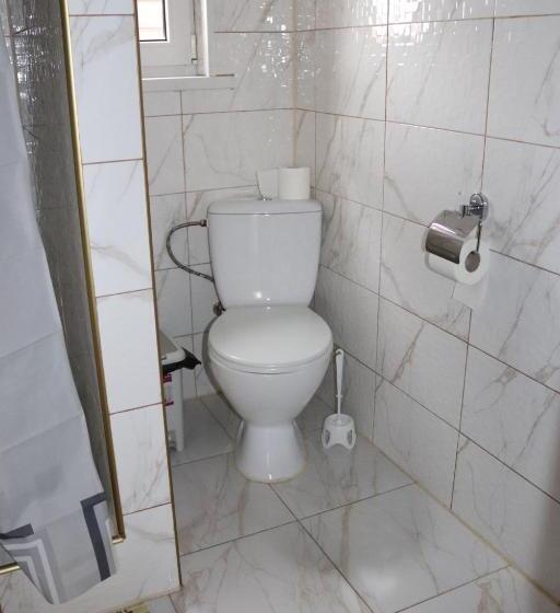 Standard Kolmen Hengen Huone, гостинний двір вишня