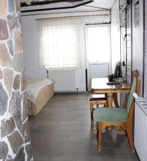 Standard Kolmen Hengen Huone, гостинний двір вишня