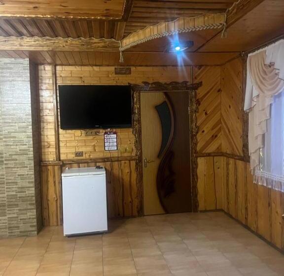 Standard Neljän Hengen Huone, гостинний двір вишня