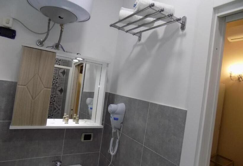 اتاق لوکس با بالکن, Duomo 152 Napoli