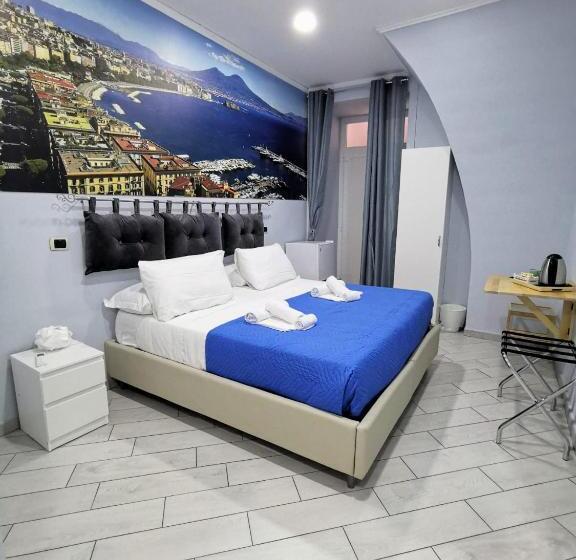 اتاق لوکس با بالکن, Duomo 152 Napoli