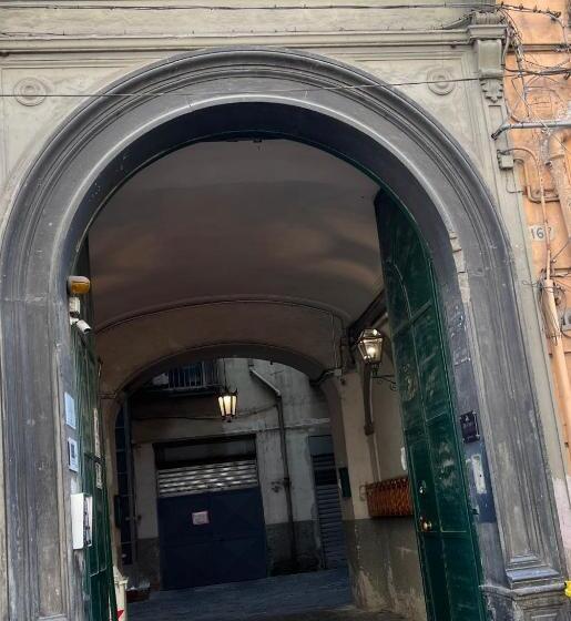 سوییت جونیور با بالکن, Duomo 152 Napoli