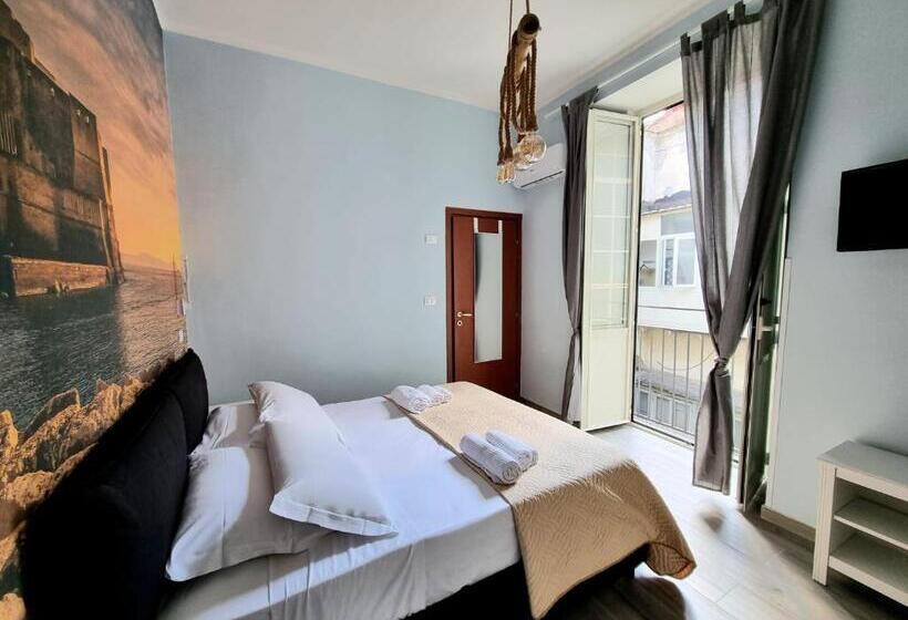 سوییت جونیور با بالکن, Duomo 152 Napoli