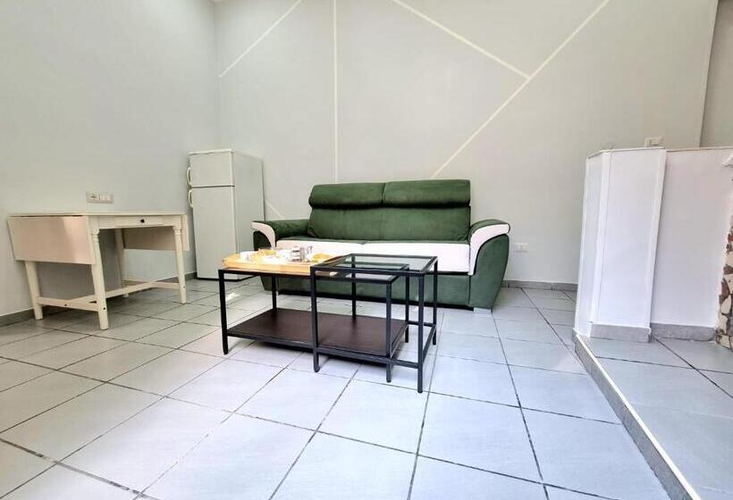 سوییت جونیور با بالکن, Duomo 152 Napoli