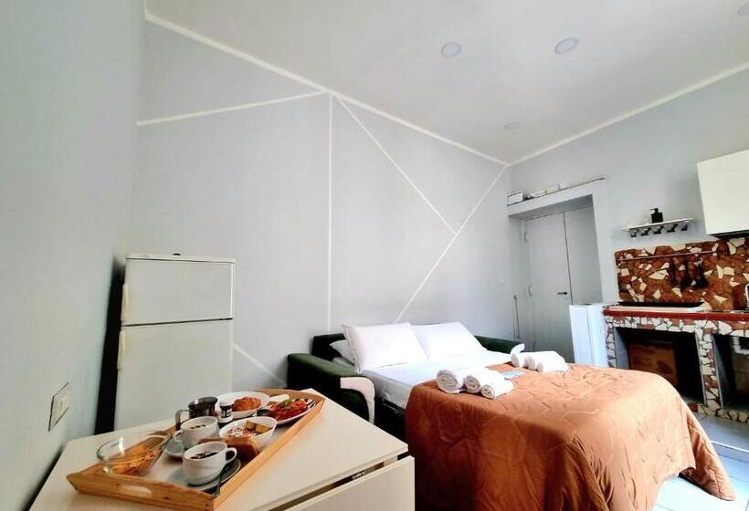 سوییت جونیور با بالکن, Duomo 152 Napoli