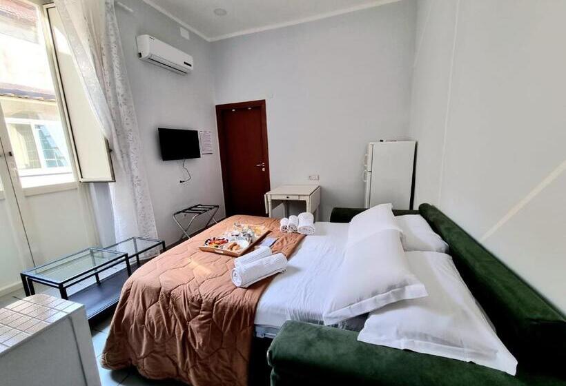 سوییت جونیور با بالکن, Duomo 152 Napoli