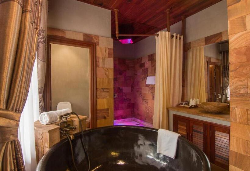 Полулюкс, Model Angkor Resort