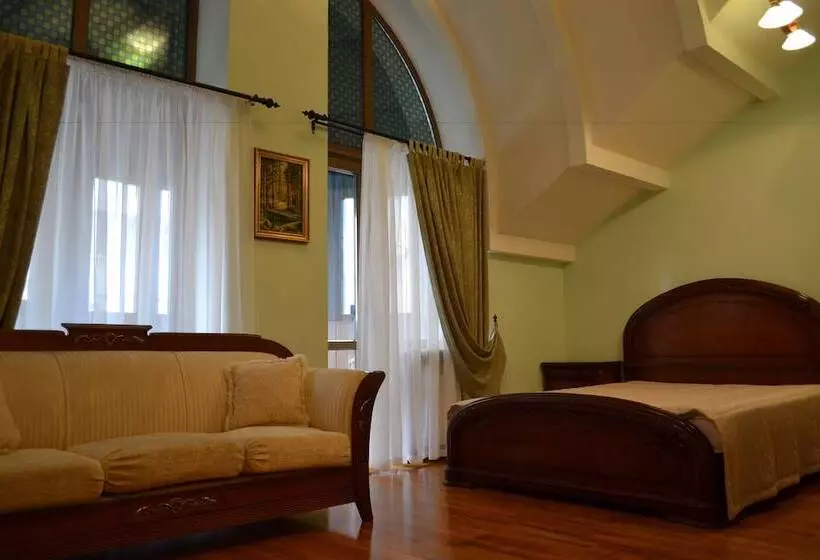 コンフォートルーム, Dynasty Apartments