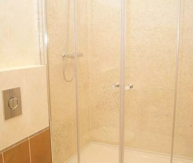 バルコニー付きデラックスルーム, Dynasty Apartments