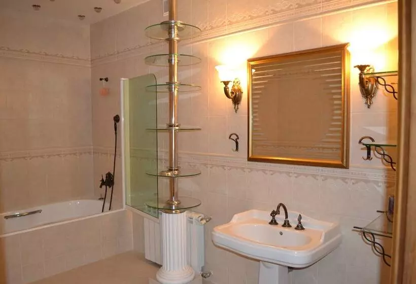 デラックスルーム, Dynasty Apartments