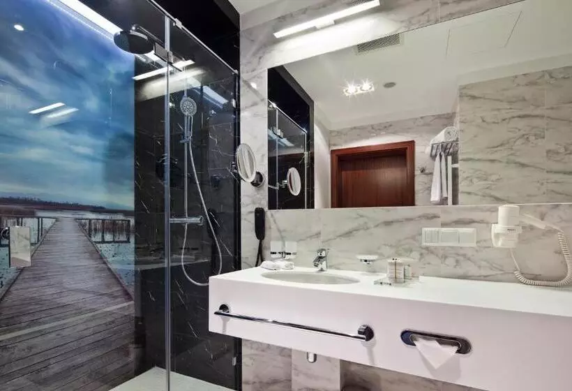 Superior room with lake view, Mikołajki Leisure & Spa   Destigo Hotels