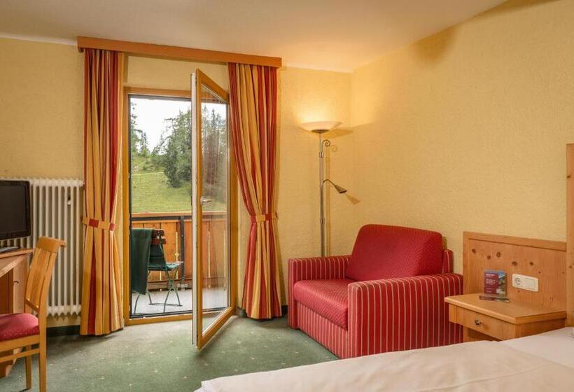 غرفة قياسية مزوَّدة بشُرفة, Hierzegger