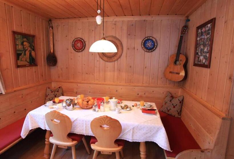 اتاق راحتی سه تخته, Garni Tramans