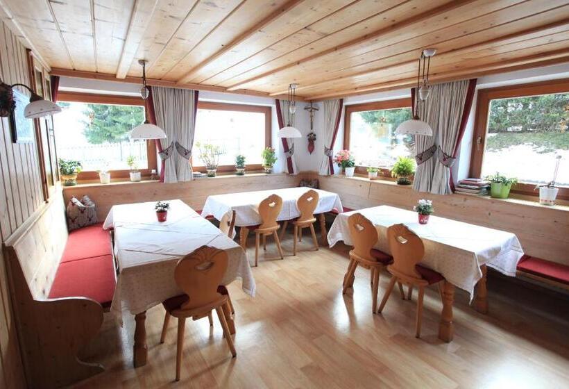 اتاق راحتی سه تخته, Garni Tramans