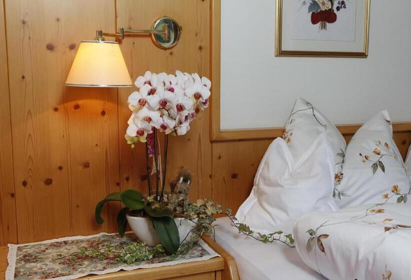 اتاق راحتی سه تخته, Garni Tramans