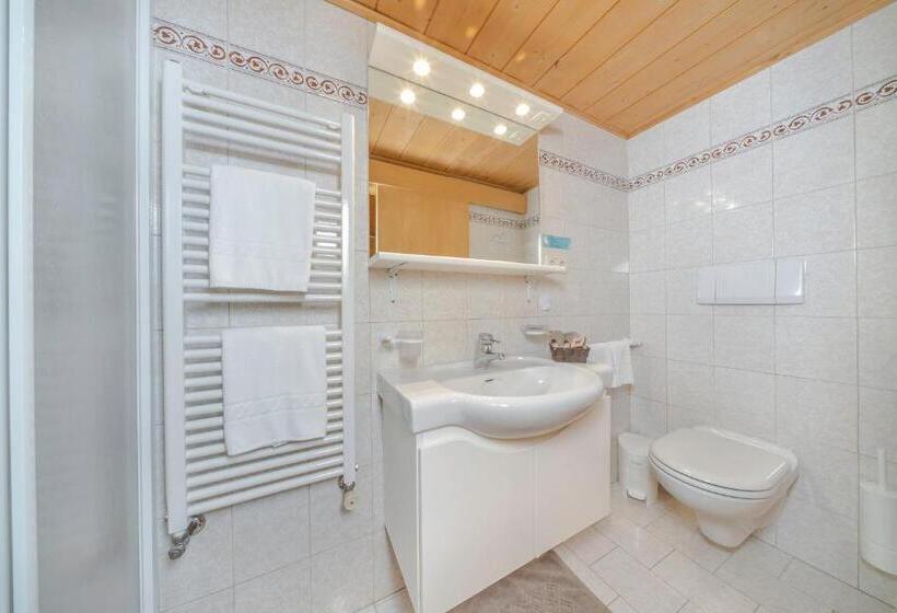 اتاق راحتی سه تخته, Garni Tramans