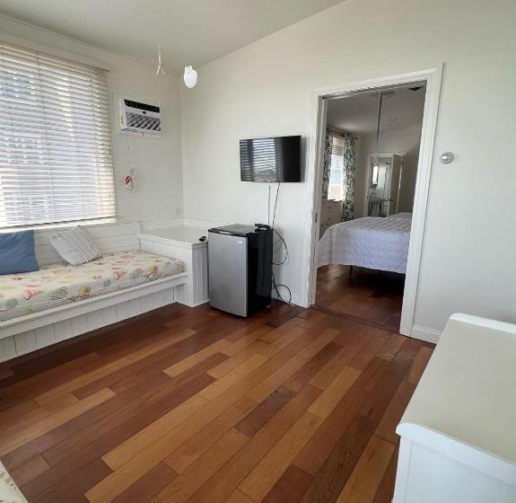 جناح, Inkwell Beach Cottage