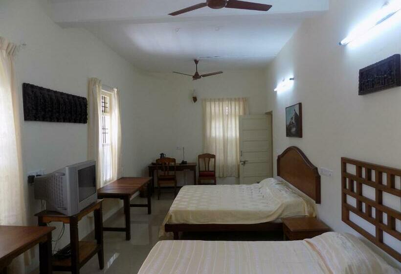 标准三人间, Safire Residency