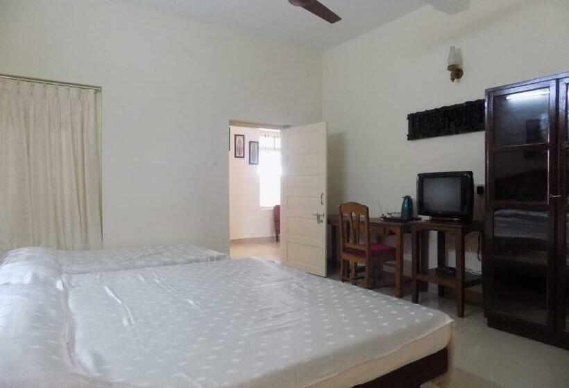 标准三人间, Safire Residency