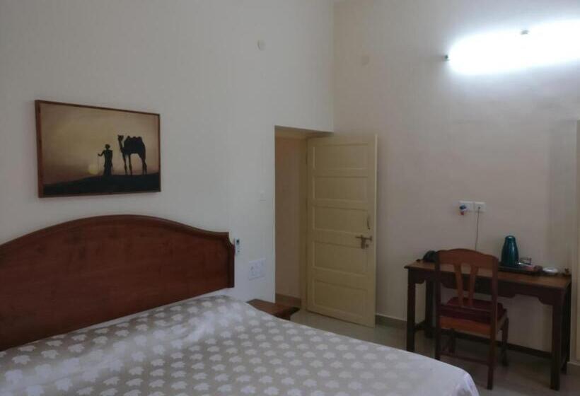 带大床的高级房间, Safire Residency